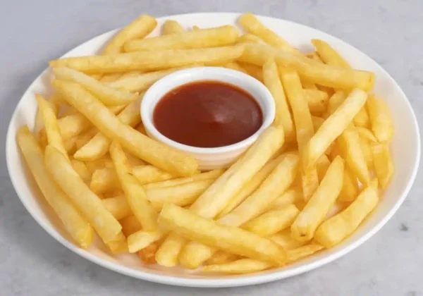 Crispy and tendering french fries with dipping sauce